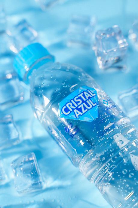 Garrafa de Cristal Azul 510 ml sobre cubos de gelo